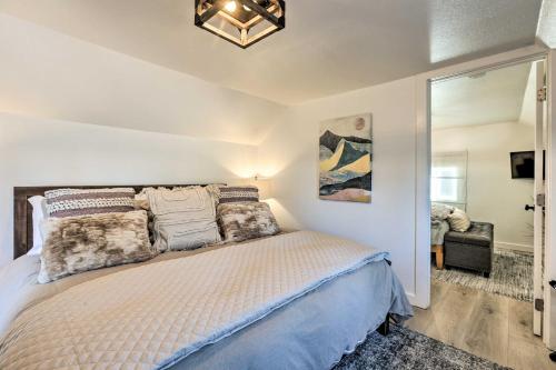 Ein Bett oder Betten in einem Zimmer der Unterkunft Walk to Lake Tahoe Cozy Zephyr Cove Cabin!