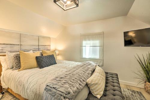 Ein Bett oder Betten in einem Zimmer der Unterkunft Walk to Lake Tahoe Cozy Zephyr Cove Cabin!