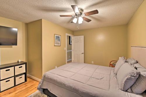 Cama o camas de una habitación en Less Than 1 Mi to Downtown Lillington Home with Deck