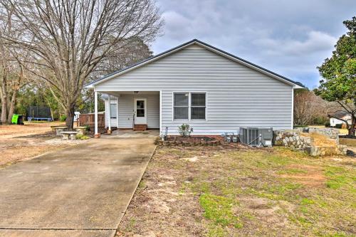 Jardín al aire libre en Less Than 1 Mi to Downtown Lillington Home with Deck