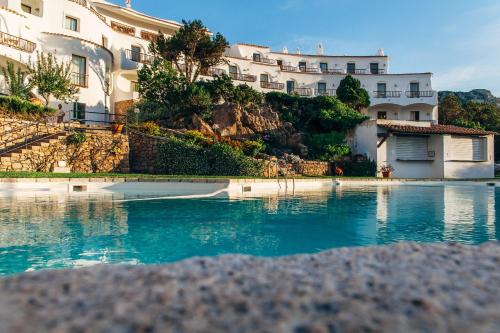 Bazén v ubytování Hotel Luci di la Muntagna nebo v jeho okolí