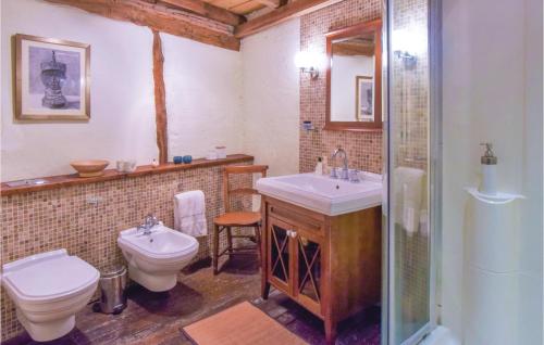 Imagen de la galería de Awesome Home In Suaux With 6 Bedrooms, Wifi And Private Swimming Pool, en Chichiat
