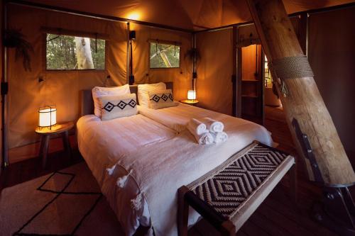 een slaapkamer met een bed met twee handdoeken erop bij De Parel - Mystical spaces to discover! in Zeewolde