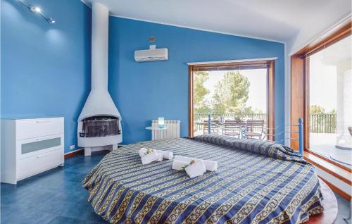 カステッランマーレ・デル・ゴルフォにあるVilla Belvedereの青いベッドルーム(ベッド1台、暖炉付)