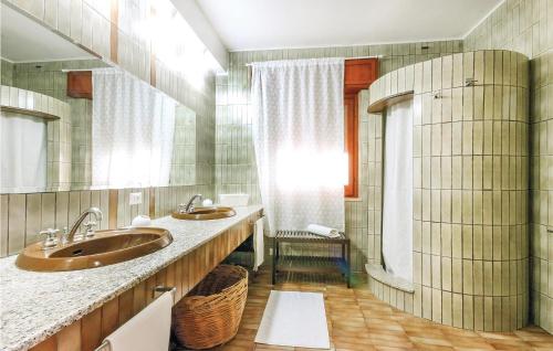 カステッランマーレ・デル・ゴルフォにあるVilla Belvedereのバスルーム(シンク2台、大きな鏡付)