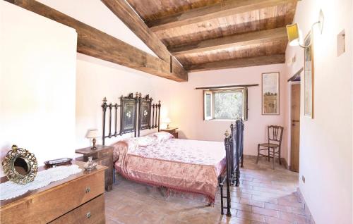 een slaapkamer met een bed en een houten plafond bij Casale Malena in Casa Oliveto