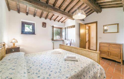 MonterchiにあるStunning Home In Monterchi Ar With 1 Bedroomsのベッドルーム1室(大型ベッド1台付)