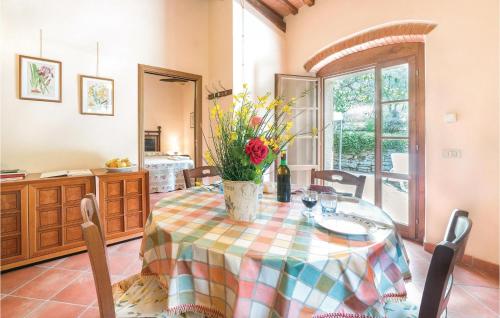 Pieve a MaianoにあるLa Casinaの花瓶付きのダイニングテーブル