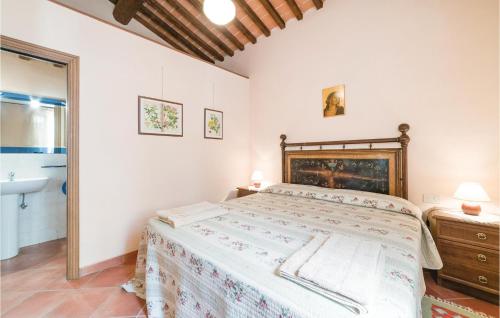 een slaapkamer met een groot bed en een wastafel bij La Casina in Pieve a Maiano