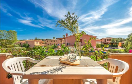 a table and chairs on a balcony with a view at Trilo 6 in San Teodoro