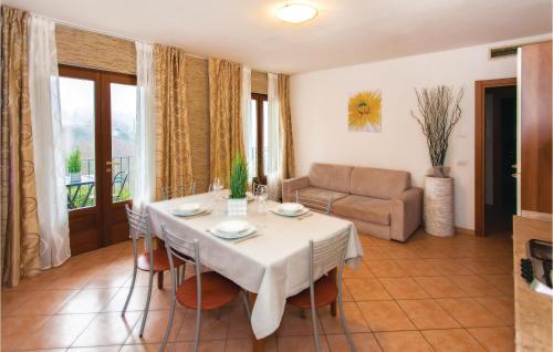 salon ze stołem i kanapą w obiekcie Nice Apartment In Pieve Di Tremosine w Tremosine Sul Garda