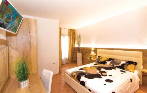 een slaapkamer met een bed met een koeienprint bij Awesome Apartment In Pieve Di Tremosine With Outdoor Swimming Pool in Tremosine Sul Garda