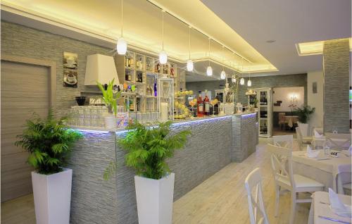 un ristorante con bar con tavoli e sedie di Stunning Apartment In Pieve Di Tremosine With Kitchen a Tremosine Sul Garda