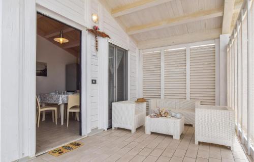 Posezení v ubytování 2 Bedroom Lovely Home In Torrenova