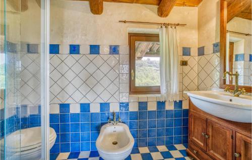 AramengoにあるCasa Arameaの青と白のバスルーム(シンク、バスタブ付)
