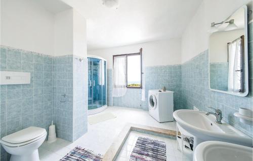 Et badeværelse på Stunning Home In Sennori -ss- With Kitchen
