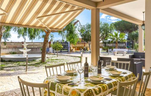 A restaurant or other place to eat at Villa Natalia