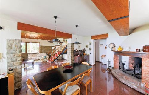 Ruang duduk di Stunning Home In San Feliciano Sul Tpg