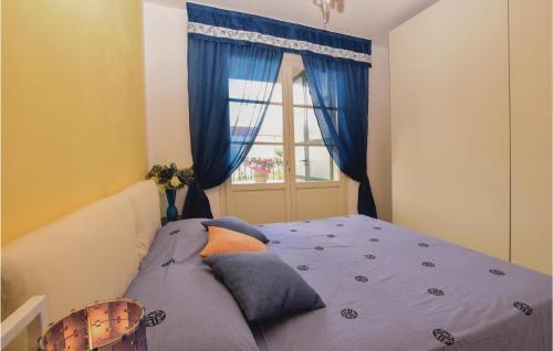 um quarto com uma cama com cortinas azuis e uma janela em Casa Virgilio em Viareggio