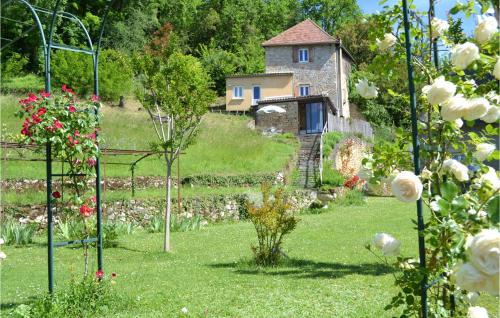 a garden with a house in the background at Stunning Home In Cénac-Et-Saint-Julien in Cénac-et-Saint-Julien
