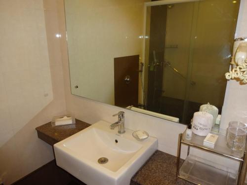 Koupelna v ubytování Regency Madurai by GRT Hotels
