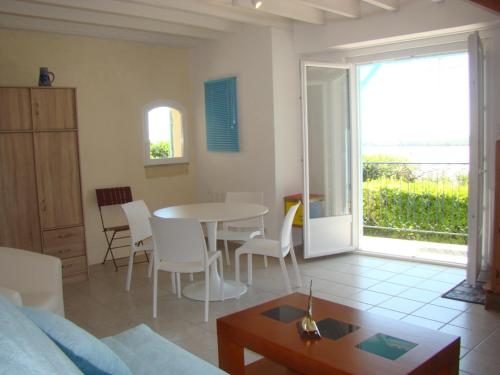un salon avec une table et des chaises et une fenêtre dans l'établissement Maison dans falaise face à l'estuaire de la Gironde, à Gauriac