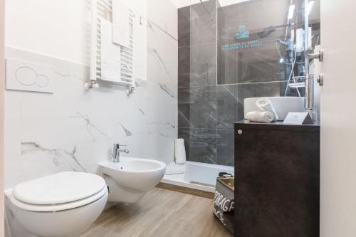 a bathroom with a toilet and a sink and a tub at Hotel Miletto in San Massimo
