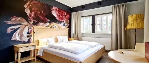 a bedroom with a bed and a painting on the wall at Walk'sches Haus in Weingarten