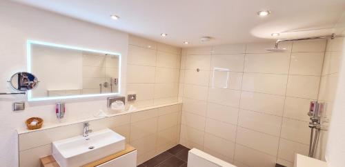 a bathroom with a sink and a mirror at Walk'sches Haus in Weingarten (Karlsruhe)