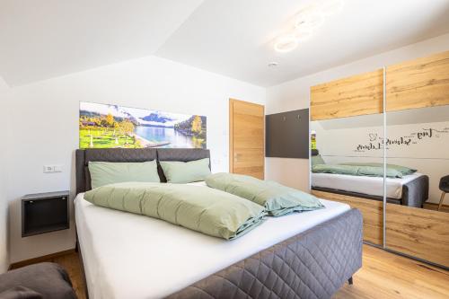Ένα ή περισσότερα κρεβάτια σε δωμάτιο στο Alpenlodge Bad Mitterndorf