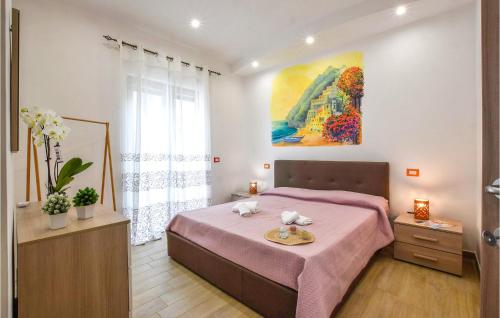 una camera da letto con un letto e un dipinto sul muro di Awesome Apartment In Agerola With Kitchen ad Agerola