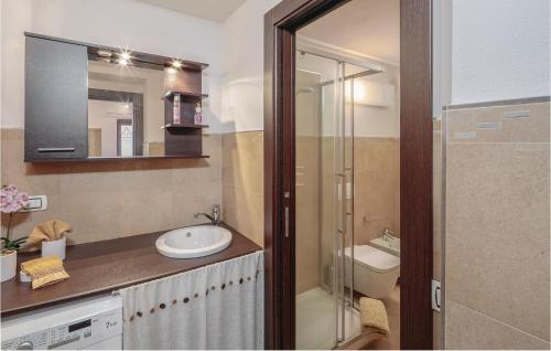 MuggianoにあるLa Casa Di Opheliaのバスルーム(洗面台、トイレ、鏡付)