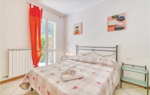 サン・バルトロメーオ・アル・マーレにあるFaraldiのベッドルーム1室(タオル付きのベッド1台付)