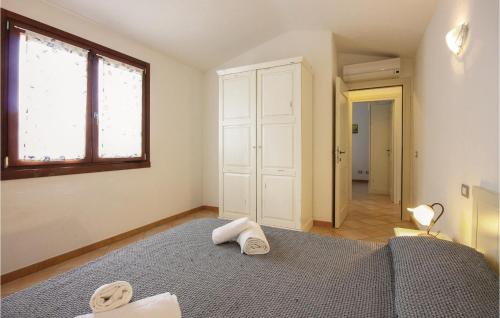 モンテ・ナイにあるSan Pietroのベッドルーム1室(ベッド1台、タオル2枚付)