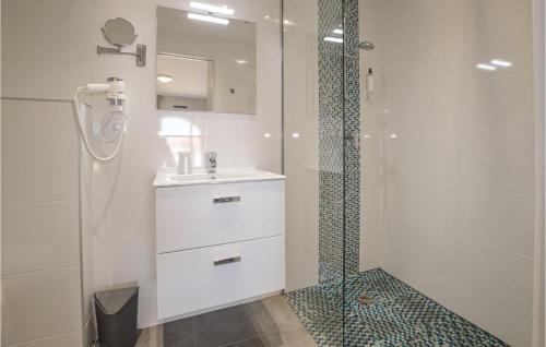 Bathroom sa Stunning Apartment In Algajola With House Sea View