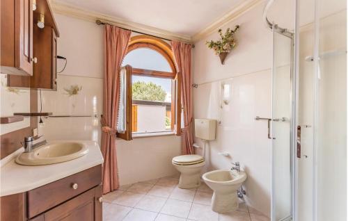 マルツァメミにあるVilla Gelsominoのバスルーム(洗面台、トイレ付)、窓が備わります。
