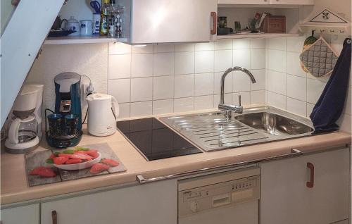 Kuchyň nebo kuchyňský kout v ubytování Lovely Apartment In Clohars-carnot With House Sea View