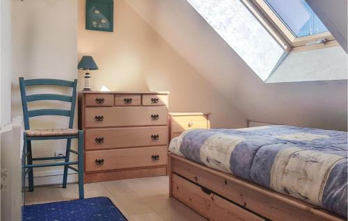 Postel nebo postele na pokoji v ubytování Lovely Apartment In Clohars-carnot With House Sea View
