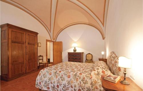 カスティリョンチェッロにあるLe Cerboncheのアーチ型の天井のベッドルーム1室(ベッド1台付)