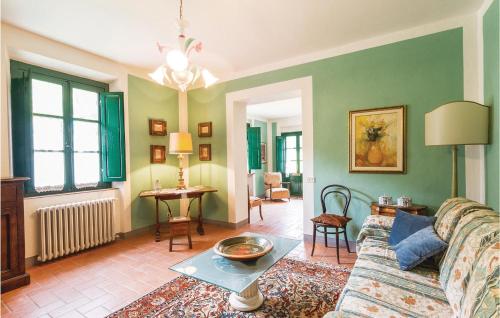 un soggiorno con un divano e un tavolo di 4 Bedroom Stunning Home In Partina Ar a Soci