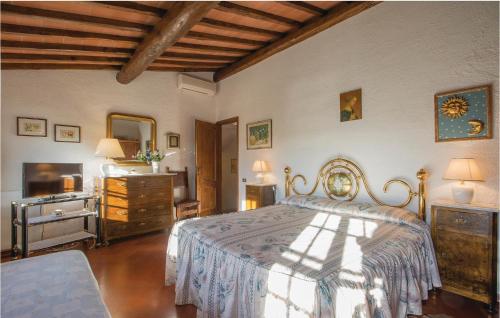 um quarto com uma cama, uma cómoda e uma televisão em Nice Home In Uzzano Pt With 3 Bedrooms, Wifi And Outdoor Swimming Pool em Uzzano