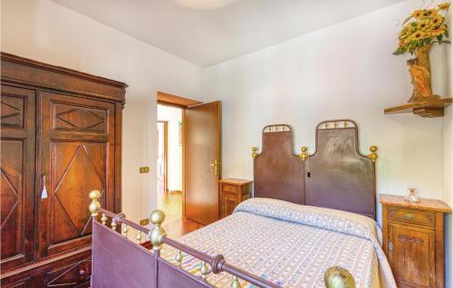 A bed or beds in a room at 2 Bedroom Stunning Home In Palagnana
