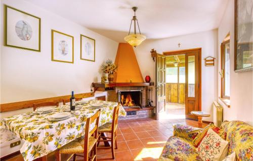 A seating area at 2 Bedroom Stunning Home In Palagnana