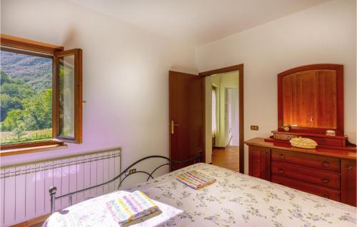 Gorgeous Home In Palagnana With Kitchen tesisinde bir odada yatak veya yataklar
