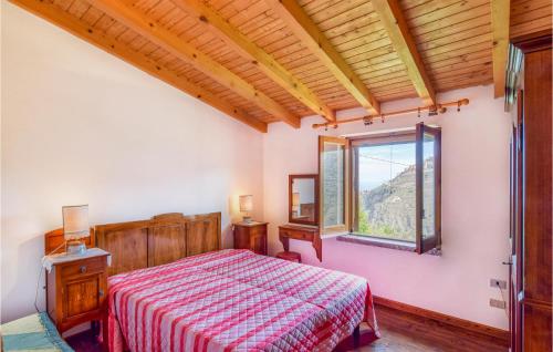 een slaapkamer met een bed en een raam bij 3 Bedroom Stunning Home In San Marco Dalunzio in San Marco dʼAlunzio
