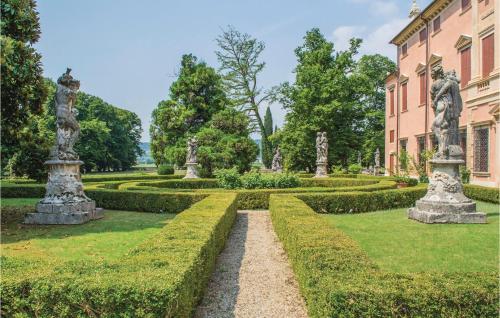 Courtyard – Photos 4