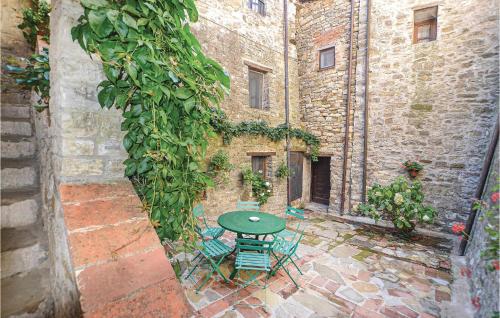 Un patio con una mesa y sillas frente a un edificio. en App Greppo B, en Greppoleschieto