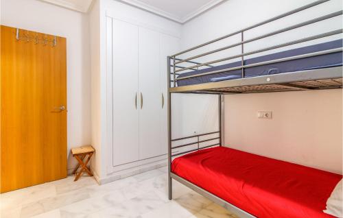 1 dormitorio con 1 litera con sábanas rojas en Amazing Apartment In Algorfa With Wifi en Algorfa