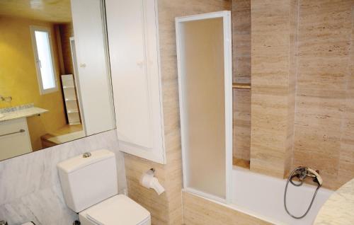 Koupelna v ubytování Beautiful Apartment In Port De Pollena With Kitchen