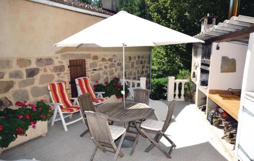 Αίθριο ή υπαίθριος χώρος στο 2 Bedroom Awesome Home In Bedousse